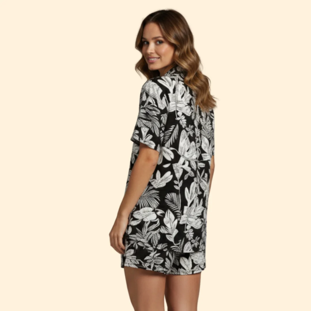 Women’s Casual Outfit with Relaxed Top and Shorts - Image 4